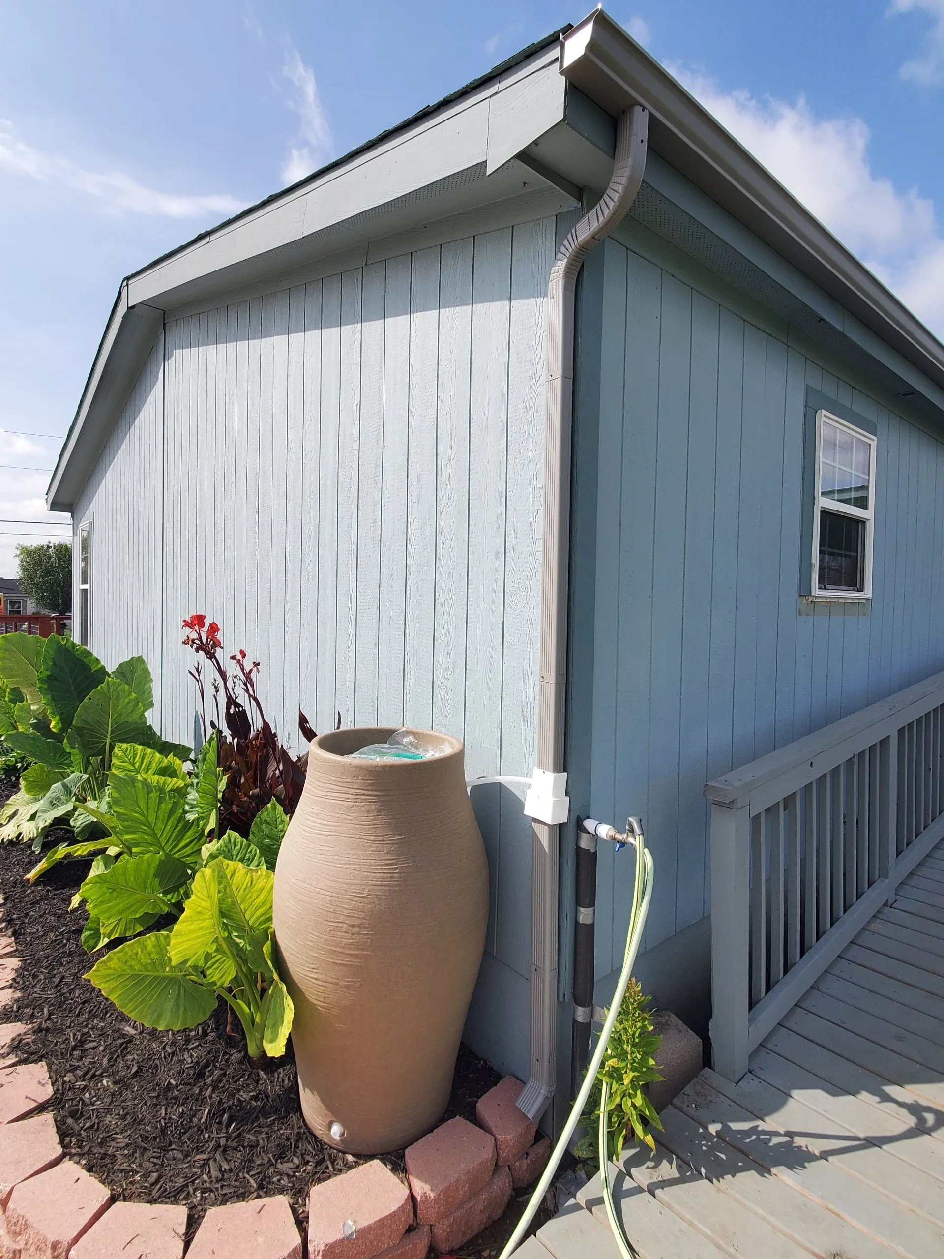 Seamless+rain+gutters+rain+barrel+on+house+in+Kyle,+Tx 1920w